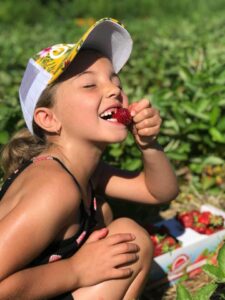 Jeune fille mange fruit préféré
