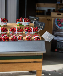 Étalage de fraises dans un kiosque