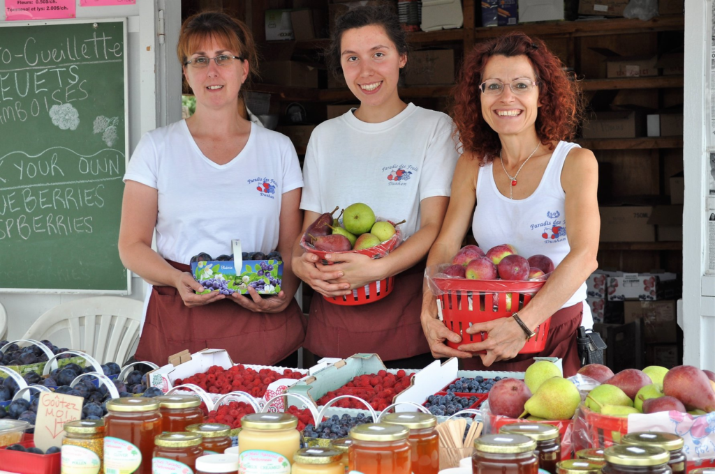 3 femmes tiennent des fruits 